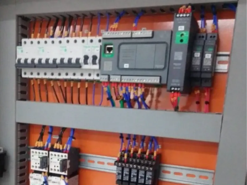  Painel com CLP Schneider, fonte 24V, contatores e relés. Comando automatizado com organização total